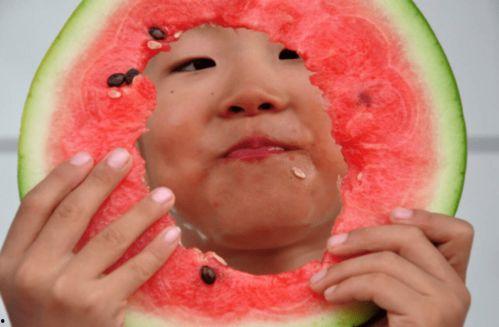 宝宝吃瓜父母照片搞笑,宝宝吃瓜萌态，父母拍照笑翻全场