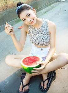 野生萌妹吃瓜,野生萌妹的瓜田奇遇记