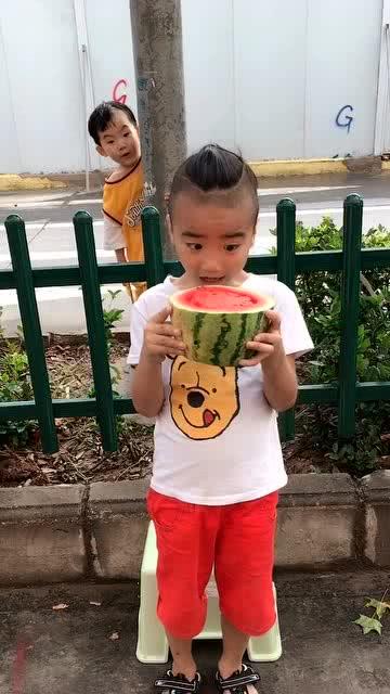 小伙吃瓜绝技,揭秘小伙独门吃瓜绝技